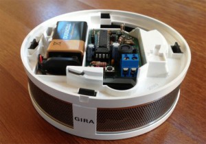 Gira VDS Dual mit Sicht auf Batteriefach und Anschluss